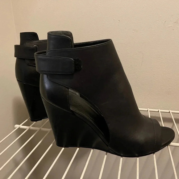 Vince. Katia leather wedge heel booties cut out details - Picture 6 of 13